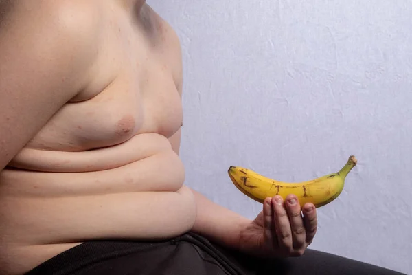 Adolescente Caucasiano Com Excesso Peso Segurando Uma Bananna — Fotografia de Stock