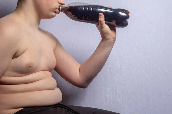 Egy Túlsúlyos Fehér Tinédzser Fiú Aki Egy Üveg Kólát Iszik — Stock Fotó