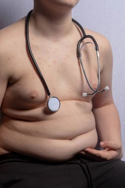 Adolescente Caucasiano Com Excesso Peso Segurando Estômago Com Sethescope Redor — Fotografia de Stock