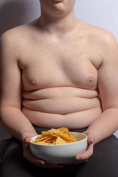 太りすぎCaucasianティーン男の子とともにAボウルOf Cripps — ストック写真