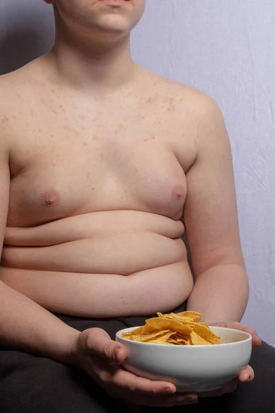 Adolescente Caucasico Sovrappeso Con Una Ciotola Patatine — Foto Stock