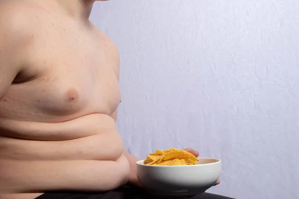 Ein Übergewichtiger Kaukasischer Teenager Mit Einer Schüssel Chips — Stockfoto