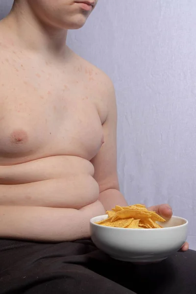 Adolescente Caucasiano Com Sobrepeso Com Uma Tigela Batatas Fritas — Fotografia de Stock