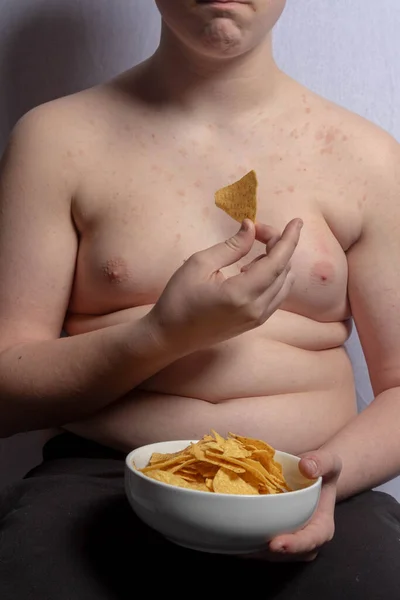 Bir Kase Cips Yiyen Fazla Kilolu Beyaz Bir Çocuk — Stok fotoğraf