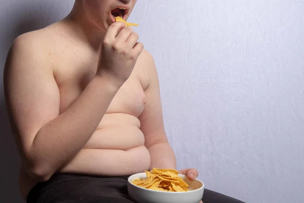 Adolescente Caucasiano Acima Peso Comendo Uma Tigela Batatas Fritas — Fotografia de Stock