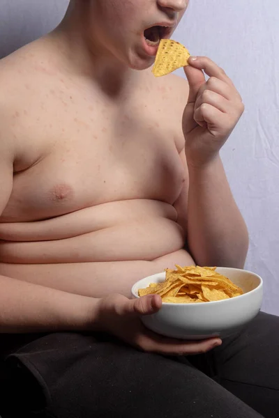 太りすぎCaucasianティーン男の子食べるAボウルのクリップ — ストック写真