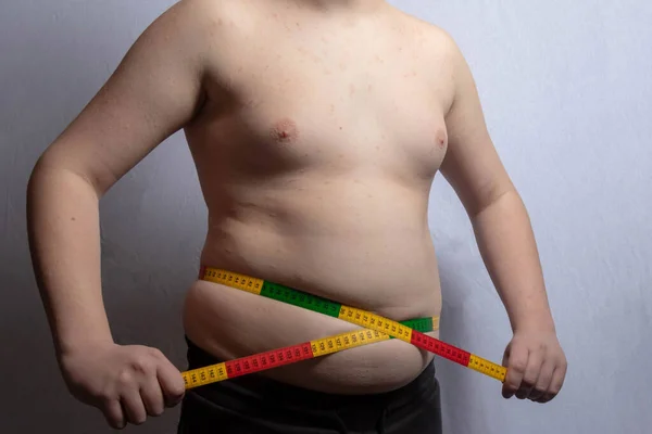 Een Blanke Tiener Met Overgewicht Die Zijn Maag Meet Met — Stockfoto