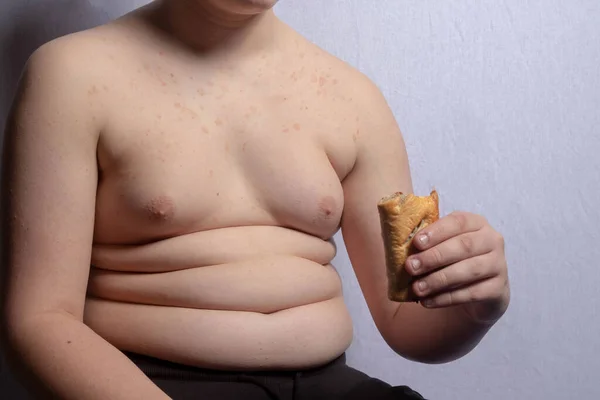Şişman Beyaz Bir Çocuk Sosisli Sandviç Yiyor — Stok fotoğraf