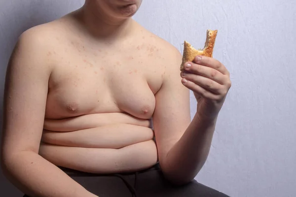 Adolescente Caucasiano Com Excesso Peso Comendo Rolo Salsicha — Fotografia de Stock
