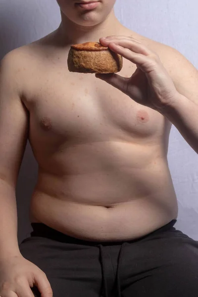 Ragazzo Adolescente Caucasico Sovrappeso Con Mano Una Torta Maiale — Foto Stock