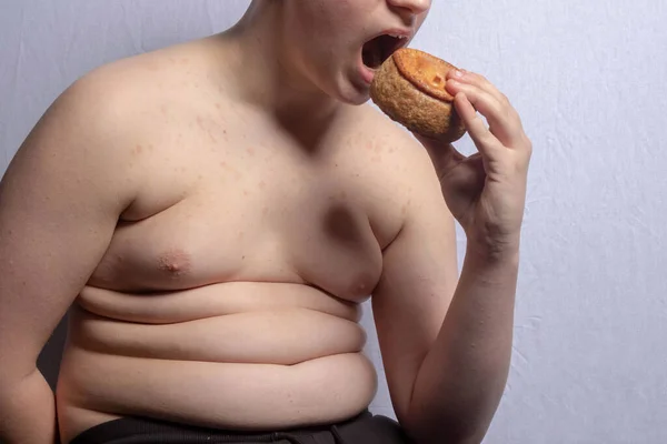 Een Overgewicht Blanke Tiener Jongen Eten Een Varkensvlees Taart — Stockfoto