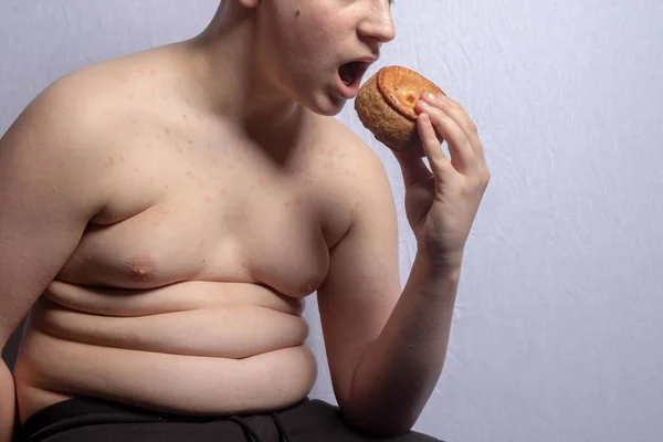 Ένας Υπέρβαρος Καυκάσιος Έφηβος Τρώει Μια Κρεατόπιτα — Φωτογραφία Αρχείου
