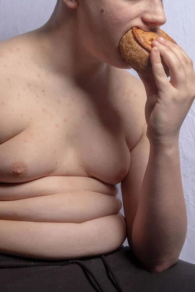 太りすぎCaucasianティーン男の子食べるAポークパイ — ストック写真