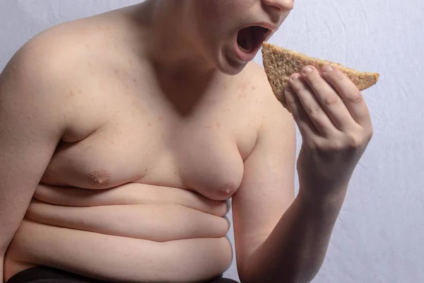 Een Blanke Tiener Met Overgewicht Die Een Broodje Eet — Stockfoto