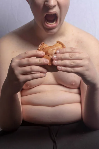 Adolescente Caucasiano Com Excesso Peso Comendo Uma Torta Porco — Fotografia de Stock