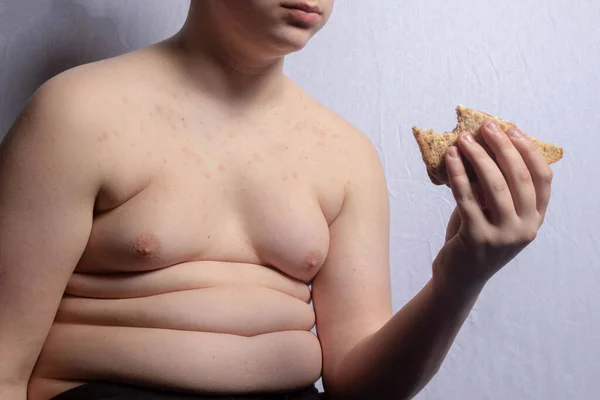 Adolescente Caucasiano Com Excesso Peso Comendo Sanduíche — Fotografia de Stock