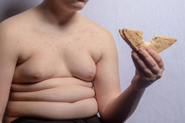 一个体重超标的高加索少年在吃三明治 — 图库照片