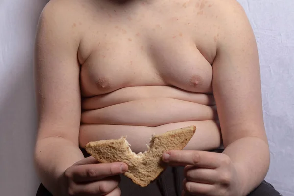 Adolescente Caucasiano Com Excesso Peso Comendo Sanduíche — Fotografia de Stock