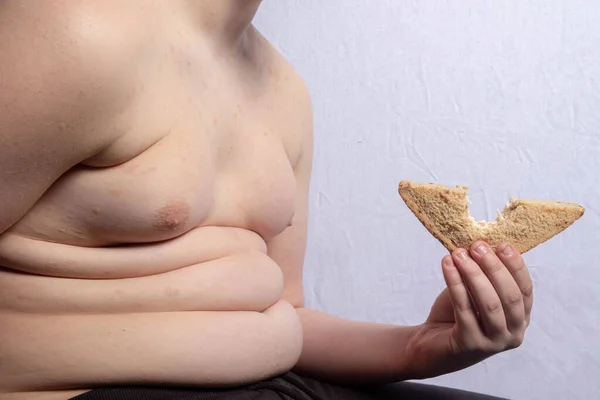 Seorang Remaja Kaukasia Yang Kelebihan Berat Badan Makan Sandwich — Stok Foto
