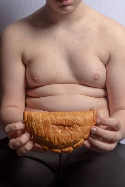 太りすぎCaucasian十代の男の子持っていますコーニッシュパティ — ストック写真