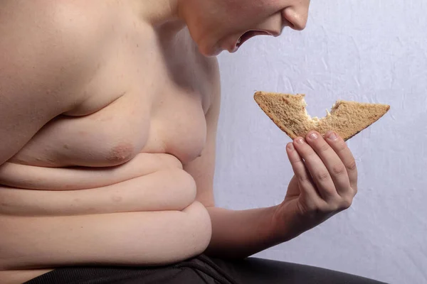 太りすぎCaucasianティーン男の子食べるAサンドイッチ — ストック写真