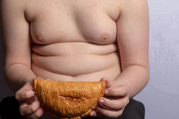 Een Overgewicht Blanke Tiener Jongen Met Een Cornish Pastie — Stockfoto