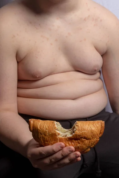 Een Blanke Tiener Met Overgewicht Met Een Cornish Pastie Met — Stockfoto