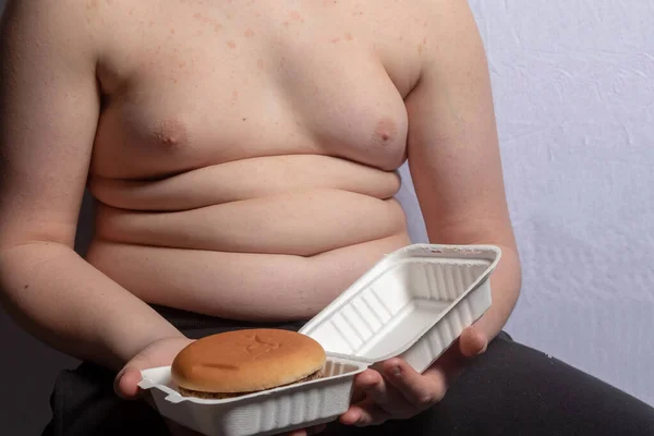 Ein Übergewichtiger Kaukasischer Teenager Mit Einem Burger Zum Mitnehmen — Stockfoto