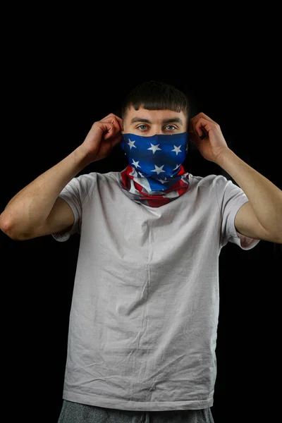 Adolescente Con Una Máscara Bandera Americana Sobre Fondo Negro —  Fotos de Stock
