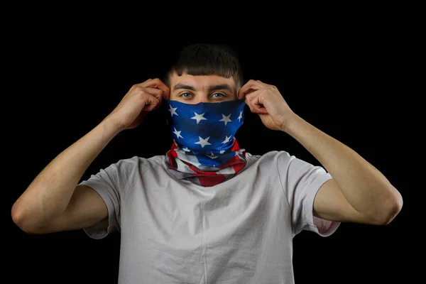 黒を背景にアメリカの国旗のマスクをした10代の少年 — ストック写真