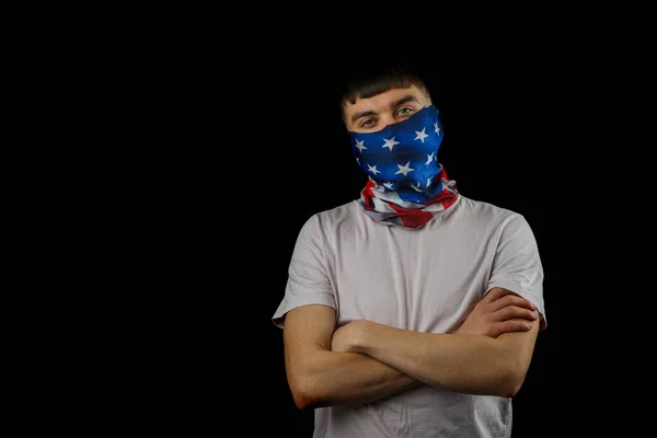 Adolescente Usando Uma Máscara Bandeira Americana Contra Fundo Preto — Fotografia de Stock