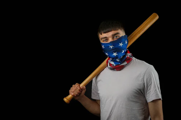 Tonårspojken Bär Amerikansk Flagga Mask Håller Baseball Batt Ett Hotfullt — Stockfoto