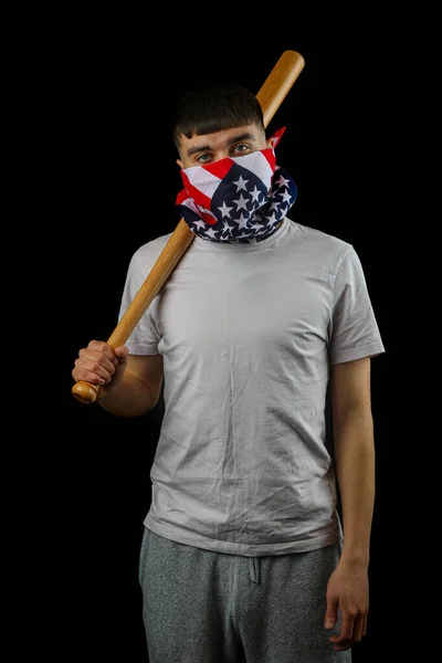 Tonårspojken Bär Amerikansk Flagga Mask Håller Baseball Batt Ett Hotfullt — Stockfoto