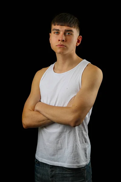 Πορτρέτο Ενός Έφηβου Αγοριού Λευκό Αμάνικο Μπλουζάκι Μαύρο Φόντο — Φωτογραφία Αρχείου
