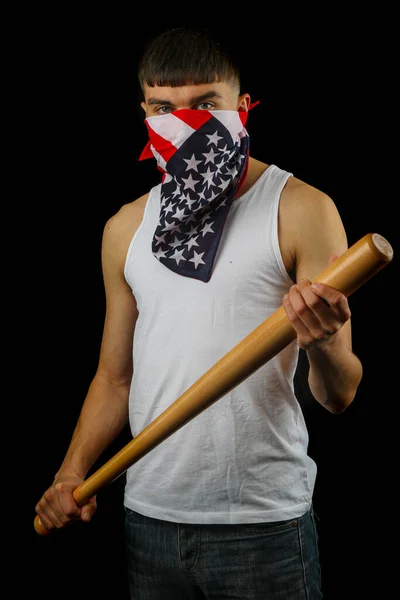 10代の男の子が野球のバットを持っているアメリカの国旗のマスクに白いベストを着て — ストック写真