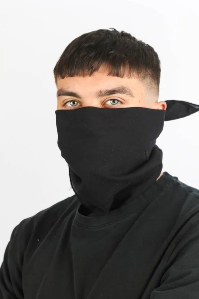 Adolescente Ragazzo Indossa Una Maschera Nera Contro Uno Sfondo Bianco — Foto Stock