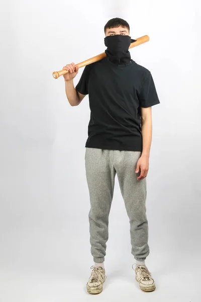 Adolescente Com Taco Beisebol Usando Uma Máscara Contra Fundo Branco — Fotografia de Stock