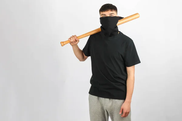 Beyzbol Sopasıyla Beyaz Arka Planda Maske Takan Genç Bir Çocuk — Stok fotoğraf
