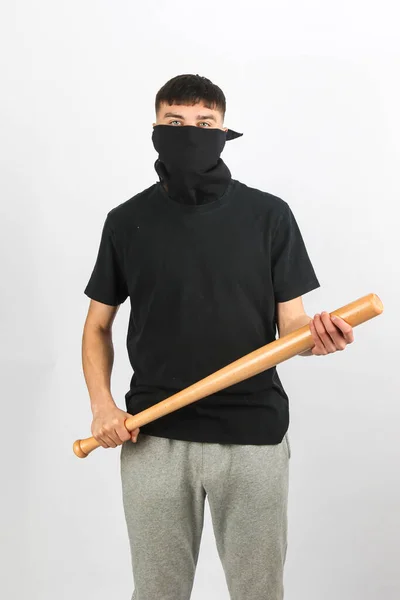 Adolescente Com Taco Beisebol Usando Uma Máscara Contra Fundo Branco — Fotografia de Stock