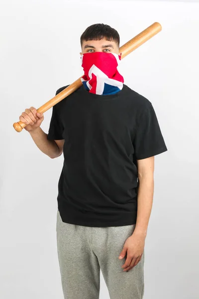 Nastolatek Masce Union Jack Trzymający Kij Baseballowy Białym Tle — Zdjęcie stockowe