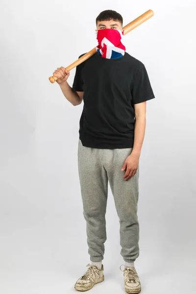 Nastolatek Masce Union Jack Trzymający Kij Baseballowy Białym Tle — Zdjęcie stockowe