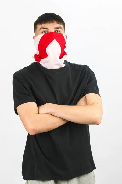 Beyaz Arka Planda Ngiltere Bayrağı Maskesi Takan Genç Bir Çocuk — Stok fotoğraf