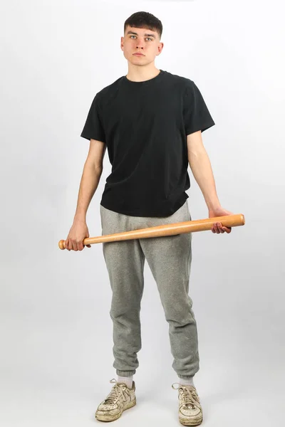 Tiener Jongen Met Een Honkbalknuppel Tegen Een Witte Achtergrond — Stockfoto