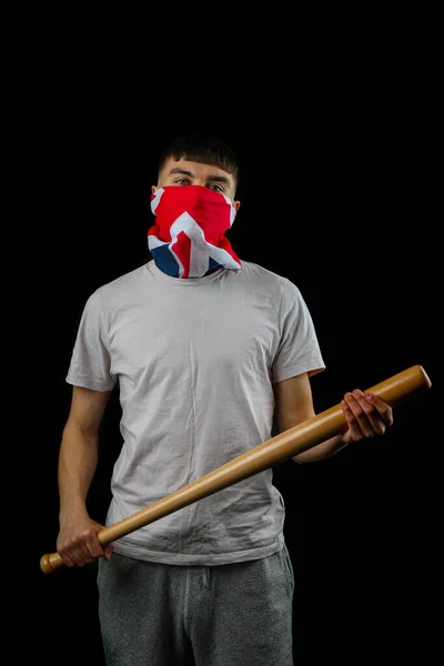 Tonårspojken Bär Brittisk Flagga Mask Håller Baseball Trä Mot Svart — Stockfoto