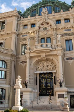 Monte-Carlo, Monako, 21 Nisan 2023 Monako Prensliği 'ndeki ünlü Monte-Carlo Kumarhanesi manzarası.