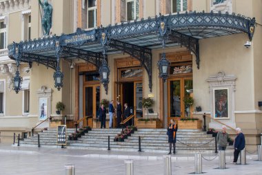 Monte-Carlo, Monako, 22 Nisan 2023 Monako Prensliği 'ndeki ünlü Monte-Carlo Kumarhanesi manzarası.