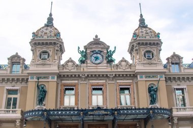 Monte-Carlo, Monako, 20 Nisan 2023 Monako Prensliği 'ndeki ünlü Monte-Carlo Kumarhanesi manzarası.