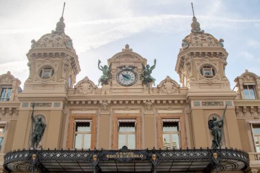 Monte-Carlo, Monako, 22 Nisan 2023 Monako Prensliği 'ndeki ünlü Monte-Carlo Kumarhanesi manzarası.