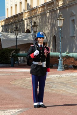 Monte-Ville, Monako, 21 Nisan 2023 Monako Sarayı 'nın dışında yürüyen Compagnie des Carabiniers du Prince üyesi.