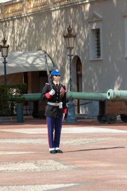 Monte-Ville, Monako, 21 Nisan 2023 Monako Sarayı 'nın dışında yürüyen Compagnie des Carabiniers du Prince üyesi.